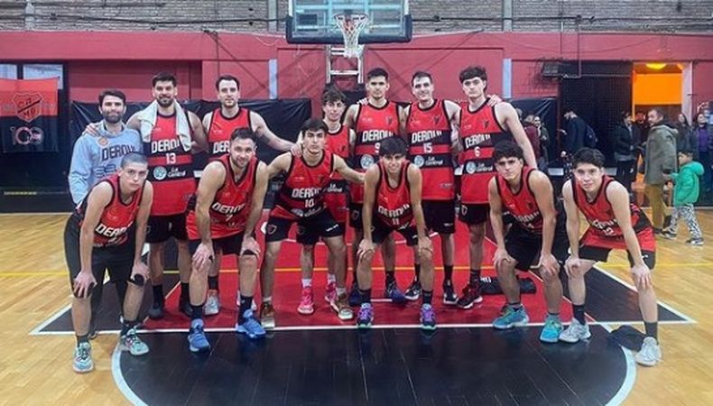 EQUIPO. El plantel de Derqui que festejó en Monte Grande.