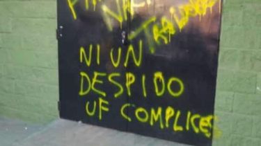 PINTADAS. El reclamo se hizo cartel en la puerta de una estación. .