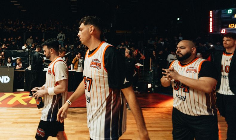 Marín Molina ingresando con los Turkish Knicks
