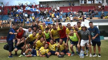 SEMIFINALISTA. Toda La Fraternidad festeja la clasificación en la cancha de Armenio.