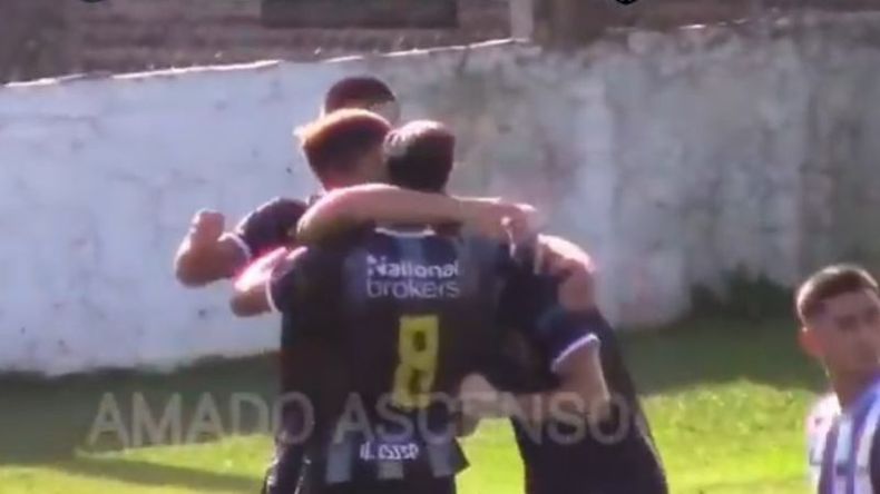 Todos los abrazos son para Crego, tras marcar el empate..
