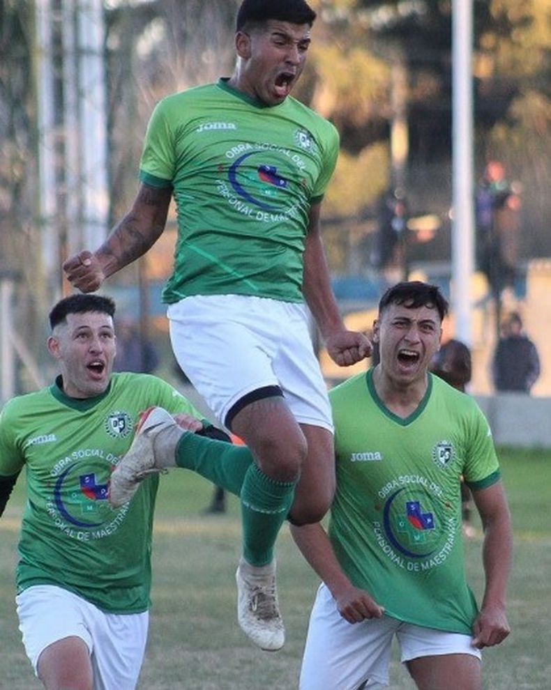SALTO. Facundo Campo grita con locura el 2-0 parcial. Lo siguen Ariel Müller y Federico González.