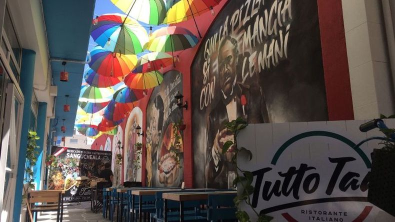 PARAGUAS. Un sector del patio gastronómico con el que cuenta el local. ..