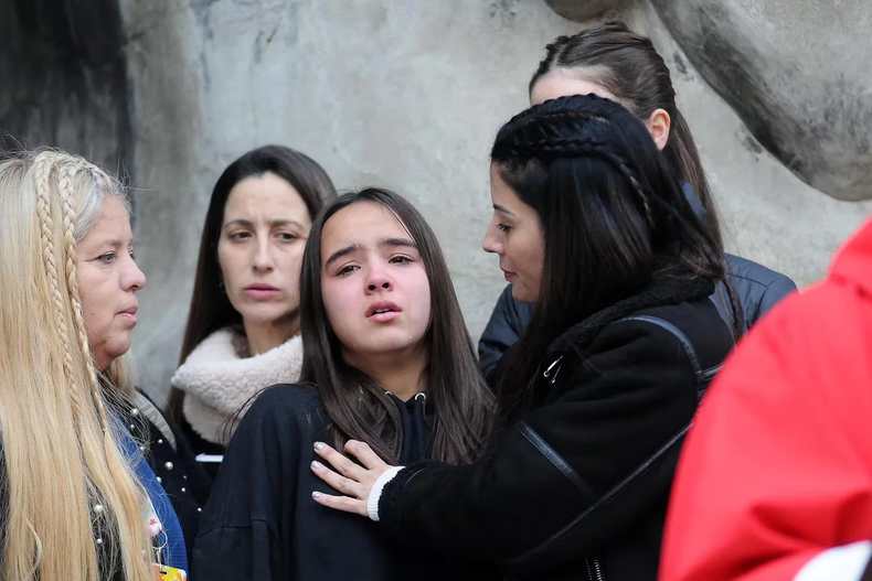 Una niña conmovida al ser tocada por Leda. (Infobae)..png