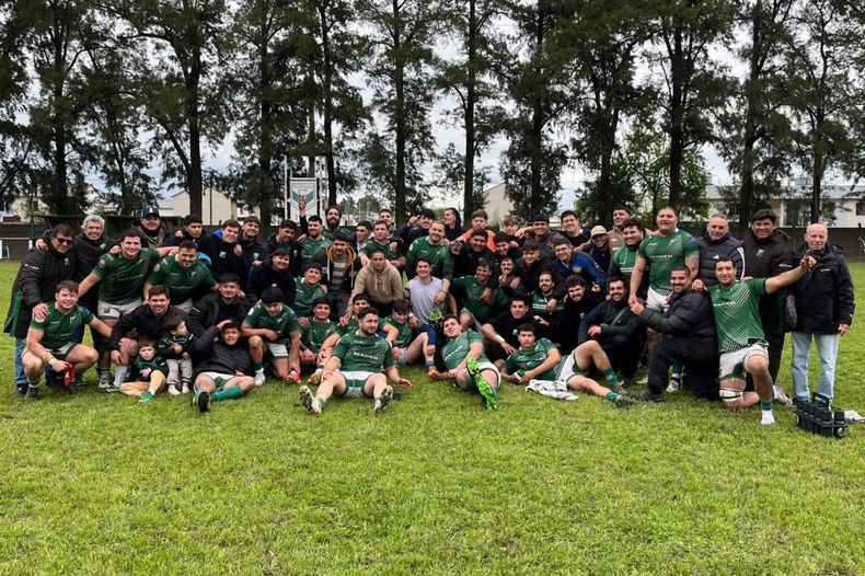 El festejo de Los Pinos en Monte Grande tras sellar la permanencia en Segunda División.