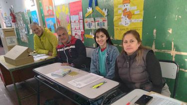 Una de las tantas mesas habilitadas en Pilar para votar este domingo.