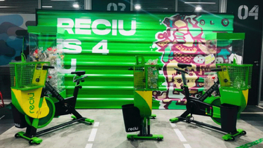 crearon una bicicleta fija que tritura botellas para reciclar plastico