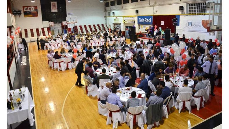 (Fredy Caballero). LA MESA ESTÁ SERVIDA. La vista panorámica de la cena en el gimnasio de básquet..