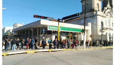 COLAS. Los empleados del Banco Provincia reclaman por más personal..