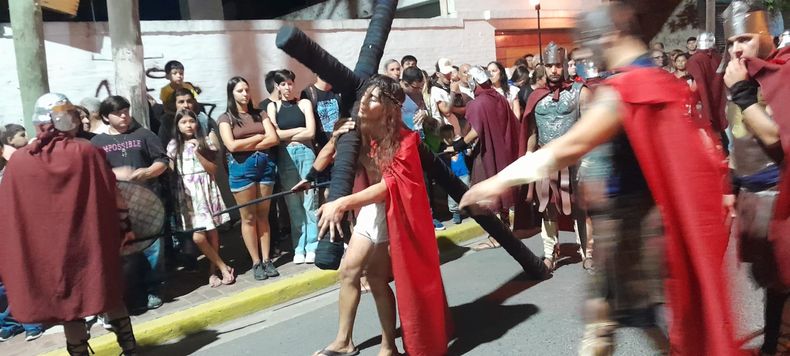 CRUZ. La pasión de Cristo fue recreada por las calles de Pilar.