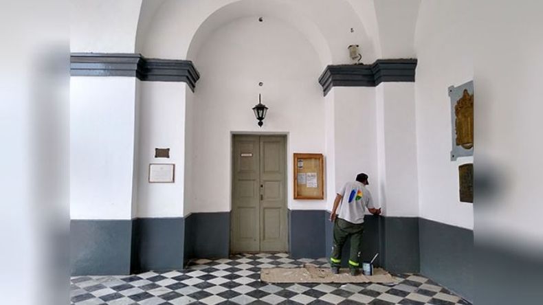 La Parroquia Nuestra Señora Del Pilar desea agradecer al Sr. Intendente Del Pilar, Federico Achával, por haber otorgado los elementos necesarios para realizar la limpieza profunda del templo y la pintada del atrio del mismo. Asimismo, la intendencia colaboró con el cambio de algunas luminarias que faltaban. En ese reconocimiento incluimos al Sr. Daniel Liberé por su eficaz gestión. Nuestro profundo agradecimiento a los empleados municipales que participaron en la obra y a todos los fieles que ayudaron a concluir las tareas. Obras como éstas, permiten admirar aún más la hermosura de nuestra Iglesia parroquial, signo distintivo desde el siglo XIX de nuestra ciudad. Agradeciendo una vez más a las autoridades intervinientes, los saludamos en Cristo..