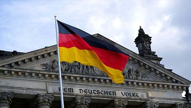 alemania dara 10 euros por mes a cada nino y adolescente para que ahorren para su jubilacion