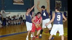 RODEADO. Gonzalo Michelini lucha contra tres defensores..