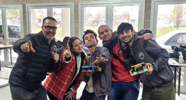 Estudiantes de la Escuela Secundaria Técnica N°2 de #Derqui, integrantes del #ClubMunicipalDeRobótica, ganaron la etapa regional de la Feria de Ciencias ACTE (Actividades Científicas y Tecnológicas Educativas) y disputarán la final provincial en Mar del Plata. Además, estudiantes de la Secundaria N° 5 de #VillaRosa, también de nuestro club, quedaron entre los mejores 4. ¡Felicitaciones a todas y todos por sus logros! Educación Pilar.