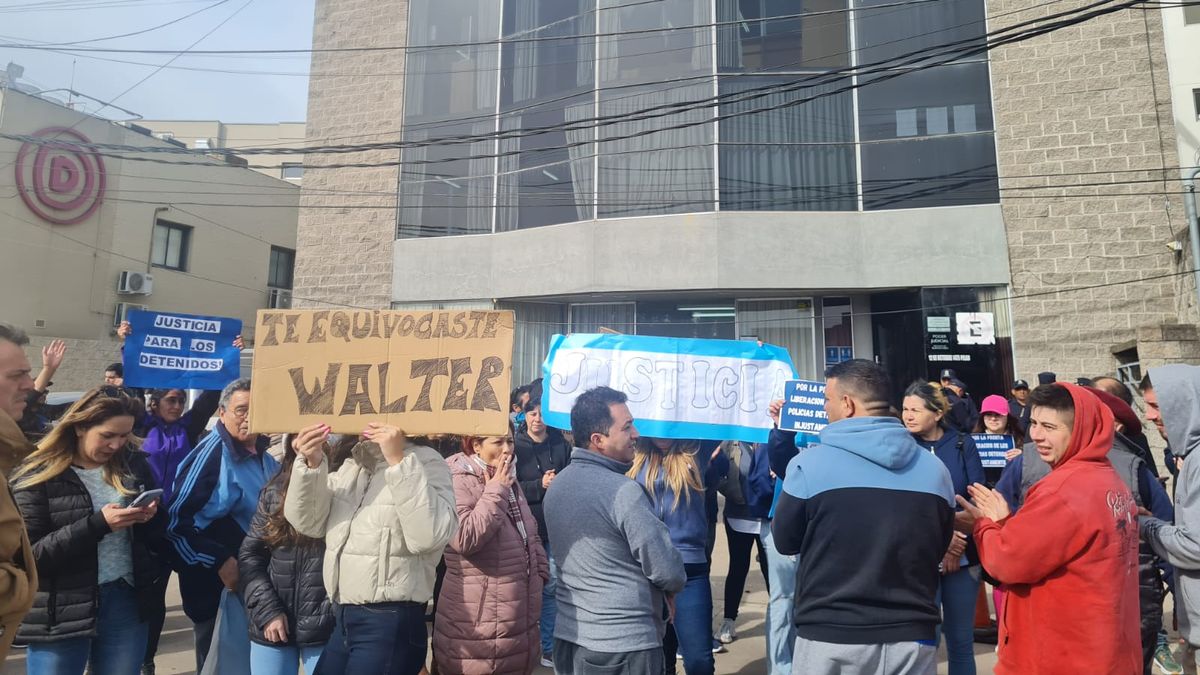 Protesta de familiares de los policías detenidos por el crimen de la ...