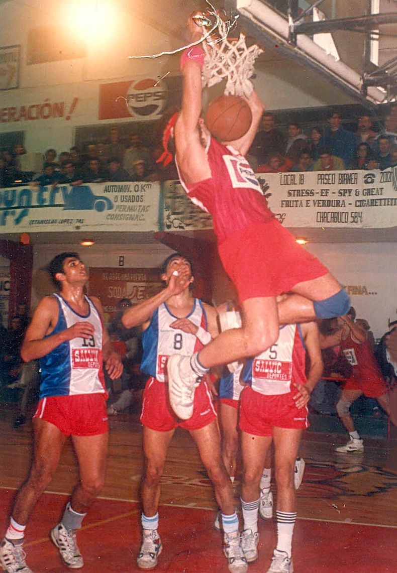 Espectacular volcada entre tres rivales de Ernesto Currat, figura de Sportivo Pilar en los años del TNA, a principios de la década de 1990.
