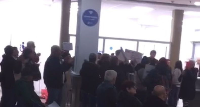 PROTESTA. El viernes, jubilados reclamaron en las oficinas de PAMI.