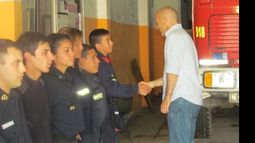 REUNIONES. Ducoté fue recibido por los Bomberos de Maquinista Savio..