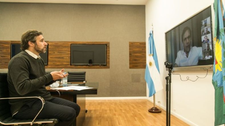 Federico Achával en plena reunión con integrantes de la Coneau. .