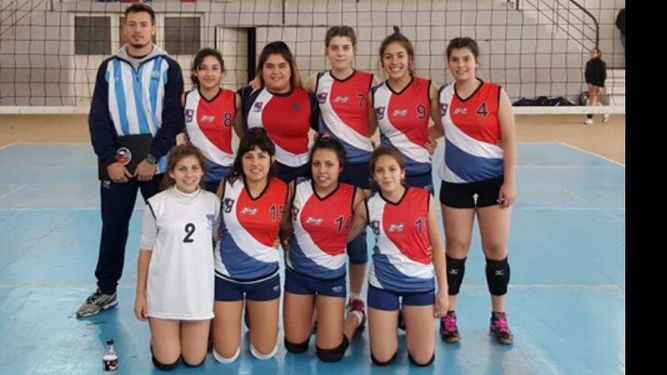 CAMPEONAS. Las Cadetes de la Escuela Municipal superaron 25-11 y 25-7 a Campana..