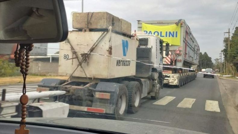 SALIDA. Vecinos fotografiaron la caravana que desmantela la planta APR Energy..