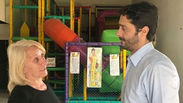 PELOTERO. Maciel dialoga con Estela que busca habilitar su local. .