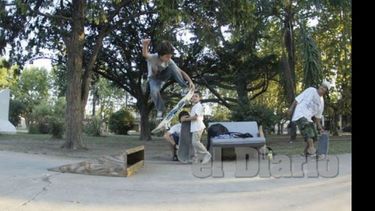 Los domingos, la Asociación de Skaters se reúne en la plaza Antonio Toro..