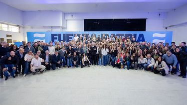 UNIDAD. Axel Kicillof, con dirigentes de los distintos sectores del peronismo.