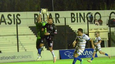 Robertino Giacomini busca ganar en las alturas. Real jugará el miércoles por la lluvia.