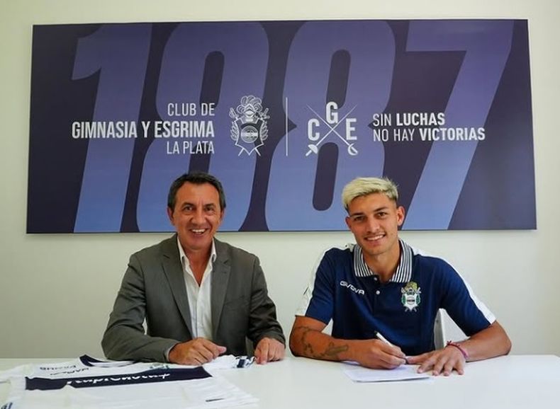 LOBO Ingolotti firma el contrato junto al presidente de Gimnasia Mariano Cowen
