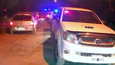 ESTACIONAMIENTO. Los autos, en la vereda de la quinta donde se realizaba la fiesta..