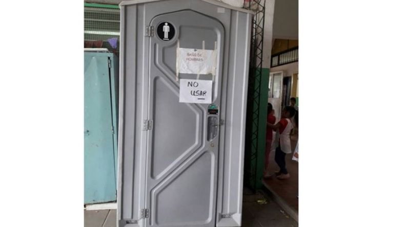 BAÑO QUÍMICO. Es para los alumnos. No reúne condiciones de higiene..