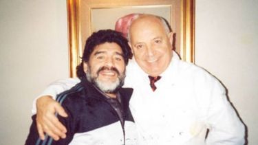 Mantovani junto a Maradona, su paciente más famoso..