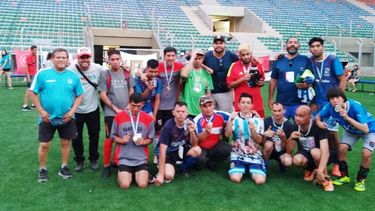 GALARDONADOS. Los pilarenses del Fútbol PCD posan sus medallas en La Pedrera.