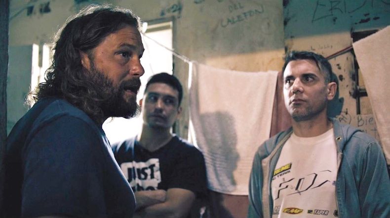MANO A MANO. Walter Saettone (izquierda) en una escena de la película, dialogando en un penal bonaerense.