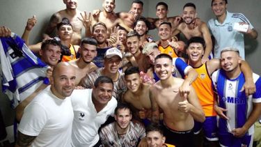 GANADOR. Los jugadores de Metalúrgico festejan el triunfo en el vestuario. (Foto Mario Cacerez).