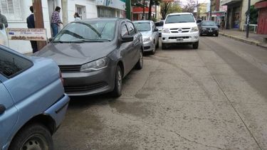 MALA COSTUMBRE. Estacionar en doble fila, una práctica habitual en el centro..