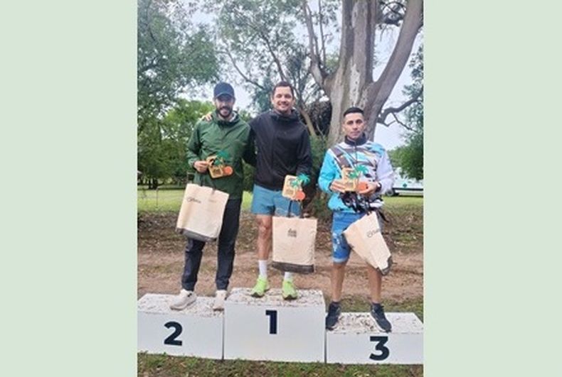 PODIO. Juan Cena, ganador de Palmar Extremo, con Ignacio Rostán y Sebastián Golovko.