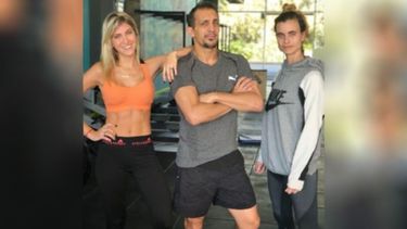 BIEN RODEADO. José Chatruc junto a Candelaria Ruggeri y Coni Dietrich..