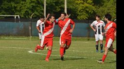 VERDUGO. Pepe Vázquez festeja el gol con Agustín Sánchez Souto; El Rojo destronó al bicampeón..