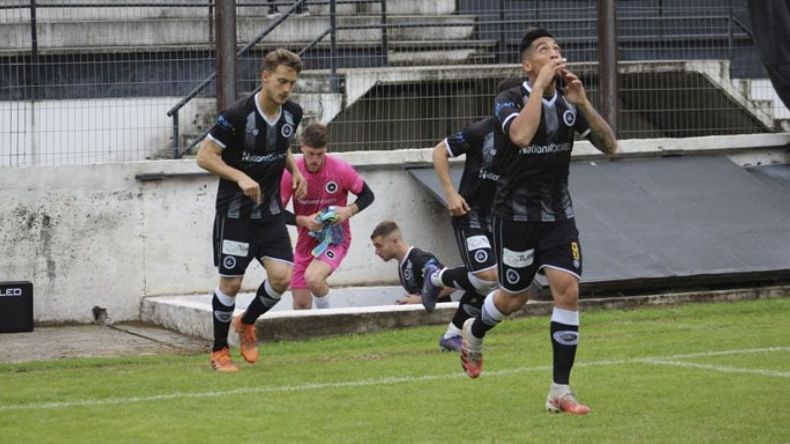 Los jugadores Real Pilar salen a la cancha buscando cambiar la racha..
