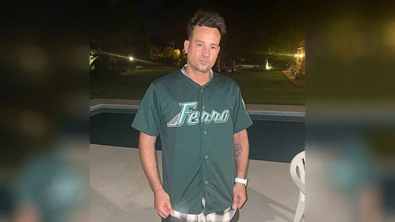 Navidad Biónica. Chano Moreno Charpentier celebró la Nochebuena junto a su tío, Esteban Charpentier, poeta y creador de la Fundación PIBES, con gran influencia en Pilar.El músico posó con la camiseta de Ferro, el club de sus amores..