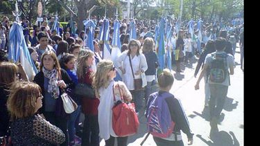 Cientos de alumnos participaron del homenaje a los maestros..
