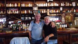 Aníbal Rinaudo (parado), junto a su hermano Luis. .