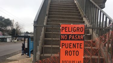 Colocar un carte, la única acción desde que se derrumbó parte del puente.