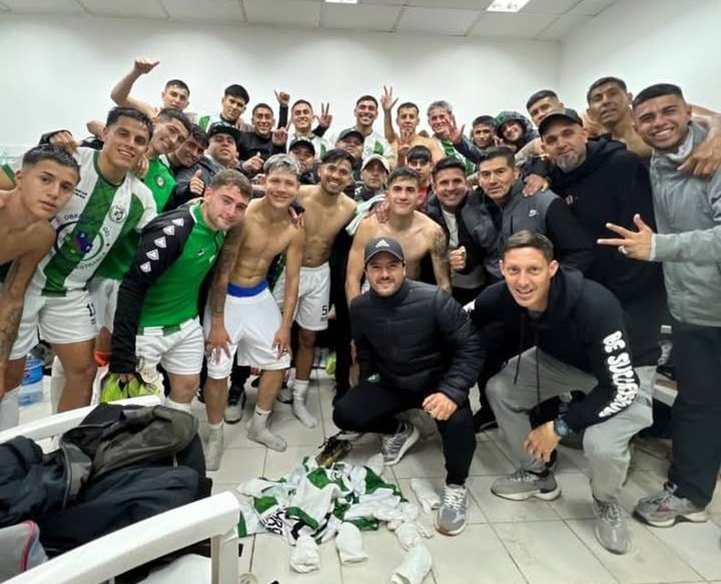 FELICIDAD Somra dirigido por el pilarense Hugo Silva festeja en el vestuario la clasificacin a la final del Reducido