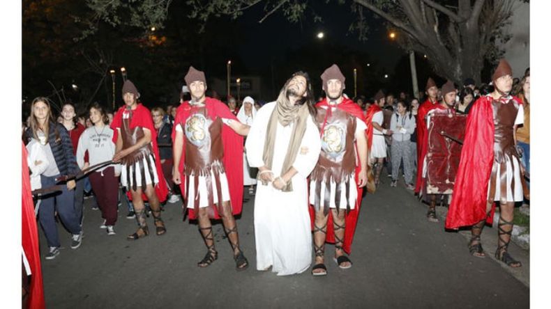 PASIÓN Y MUERTE. El Vía Crucis en el centro de Pilar volverá mañana Viernes Santo.