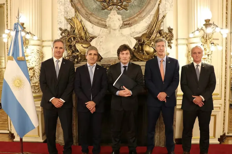 BANCO. Milei con su equipo económico, mayoría ex JP Morgan.