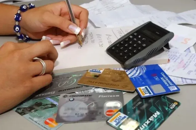 TARJETAS. Las deudas asfixian a las familias argentinas.