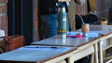 MEJOR COMPAÑERO. Sin lugar a dudas, el premio a mejor compañero de estas elecciones (y de todas) se lo lleva el tan querido mate. Además del choripán, si hubo algo que no faltó en las mesas, fue la yerba y el termo con agua caliente, para que los pacientes presidentes de mesa y fiscales, entre voto y voto, pudieran disfrutar de unos matecitos para amenizar una jornada que suele caracterizarse por lo larga y estresante..